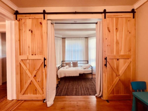 Farmhouse 15-min Walk to the Falls Sleeps 12